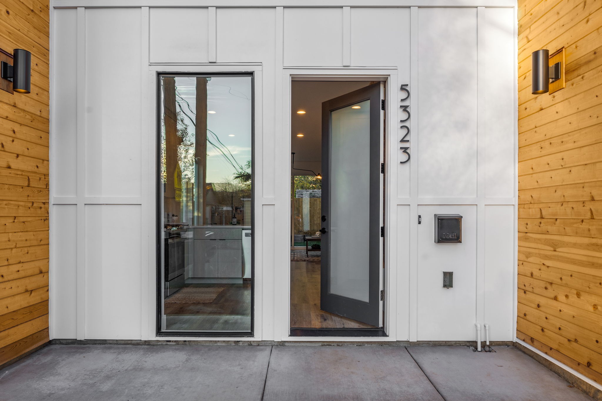 imgi 2 7 web or mls 5321 n yale st