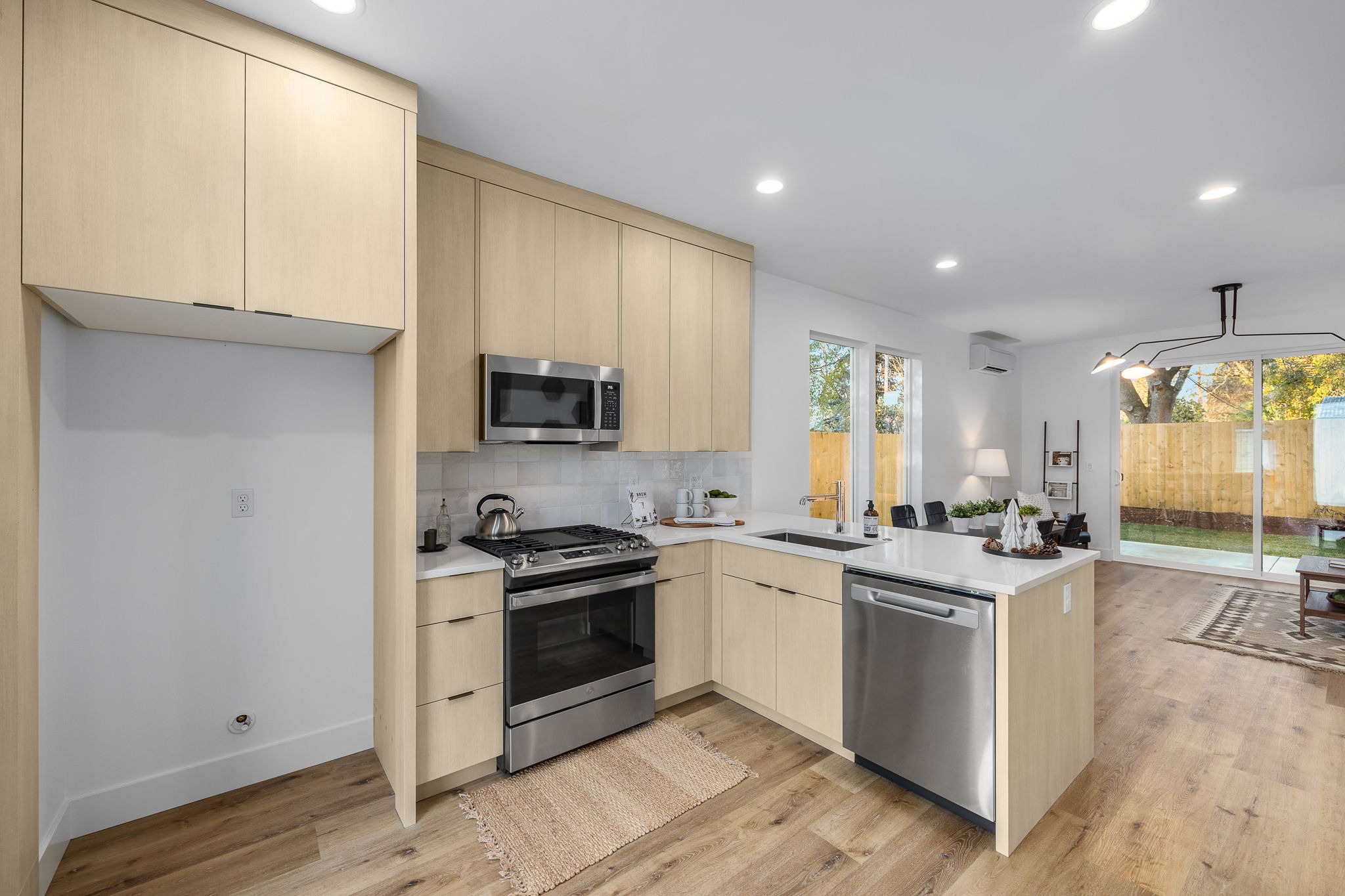 imgi 3 10 web or mls 5321 n yale st