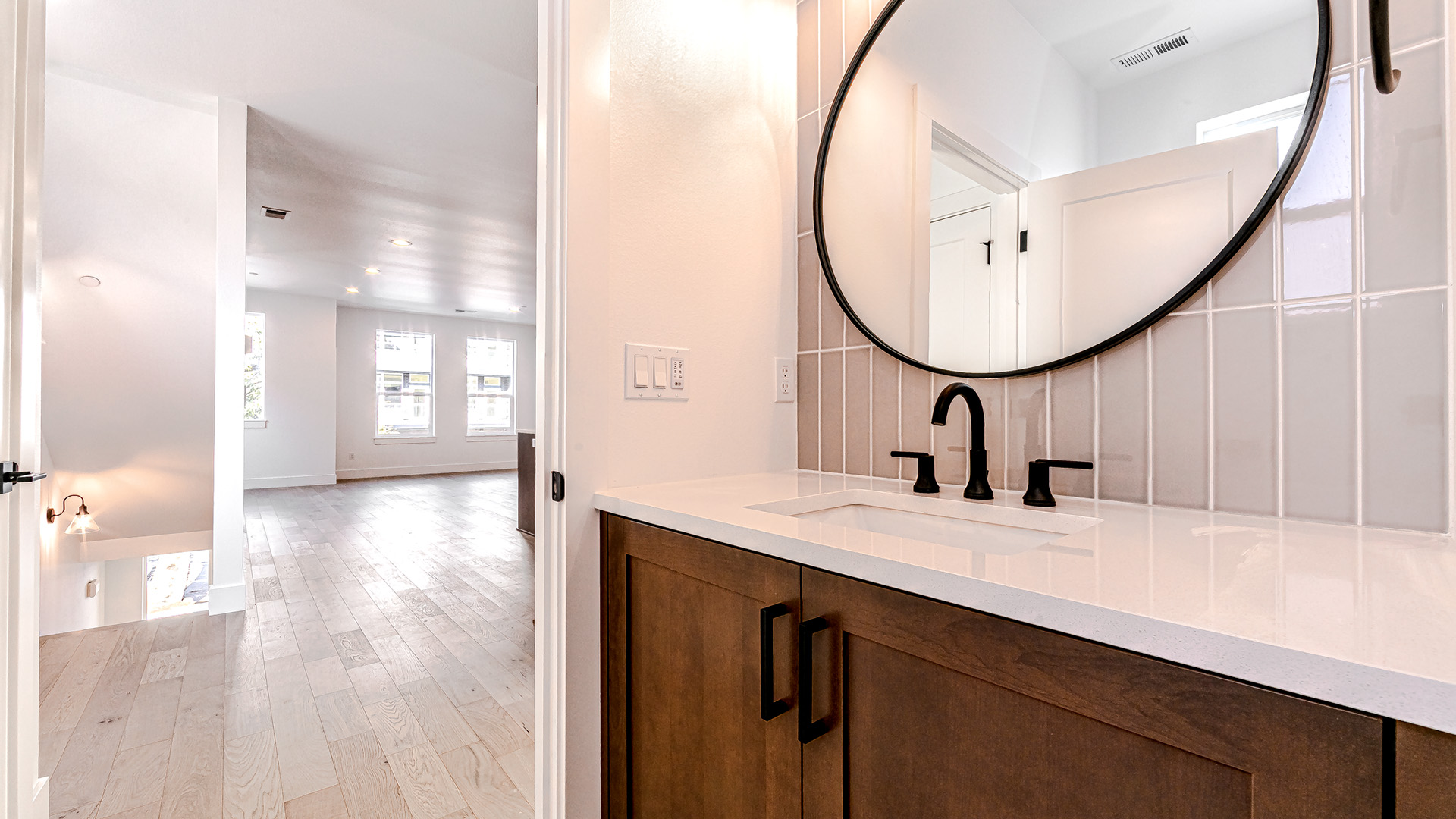 3955 N. Vancouver Ave. 0012 3B1A4099