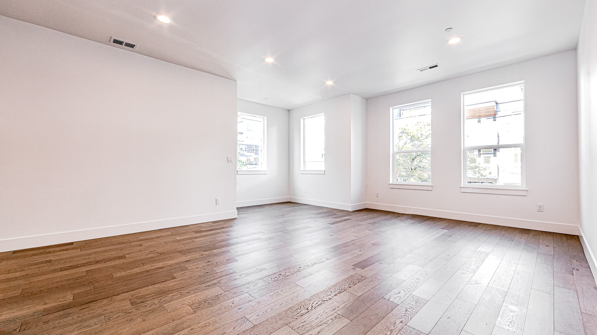 3955 N. Vancouver Ave. 0014 3B1A4076